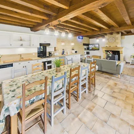 Pour 12 Avec Terrasse Et Piscine Partagée *