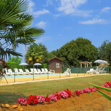 Pour 12 Avec Terrasse Et Piscine Partagee